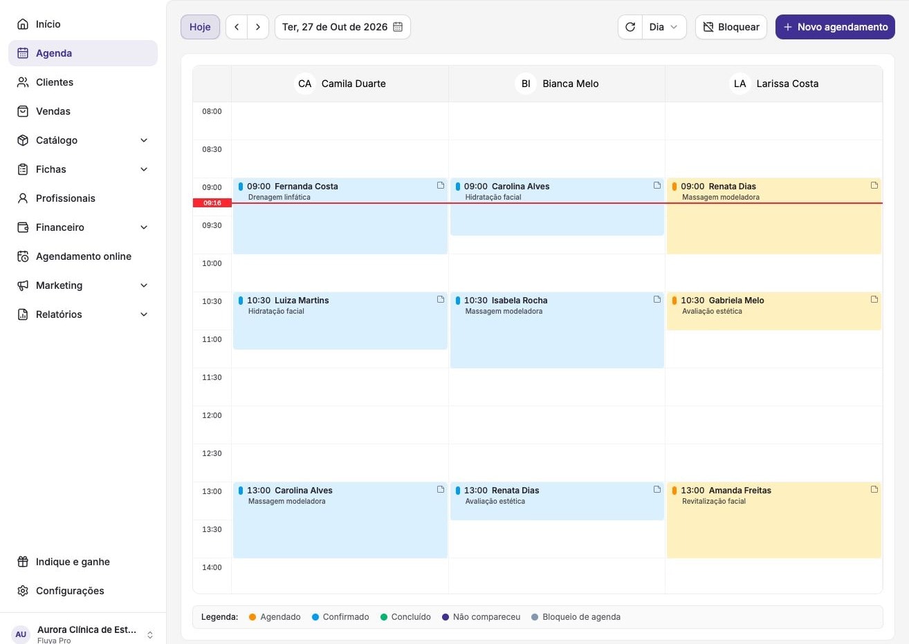 Agenda da Aurora Clínica de Estética no Fluya, com procedimentos fictícios e horários de três profissionais