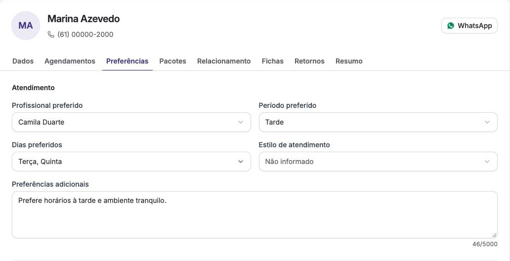 Preferências da cliente fictícia Marina Azevedo no Fluya, com profissional, dias e período preferidos e observações para o atendimento